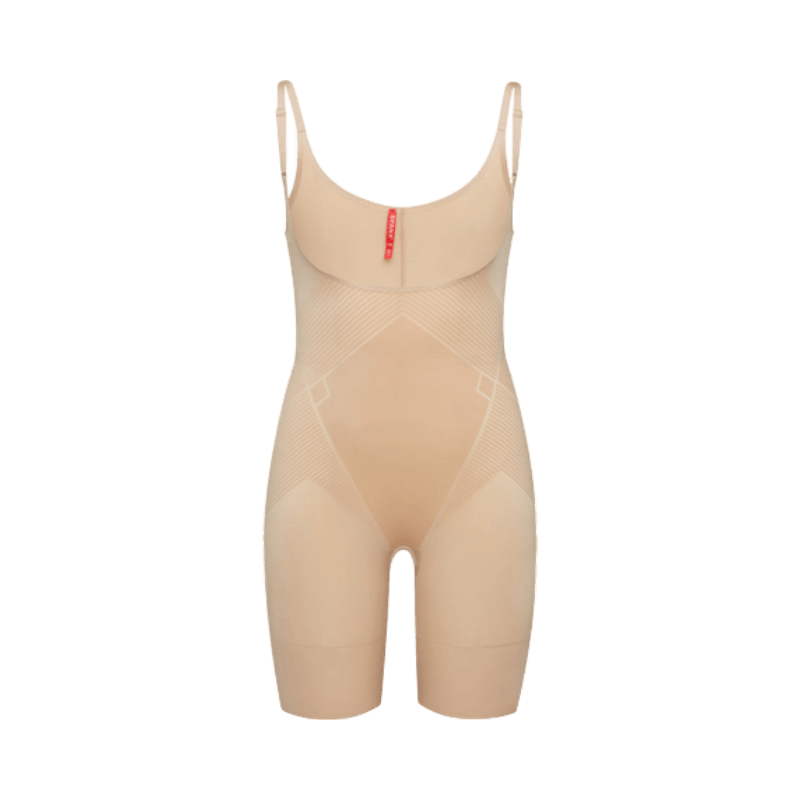 Beige body från Spanx med öppen byst och benlängd, formar midja, mage och lår smidigt.