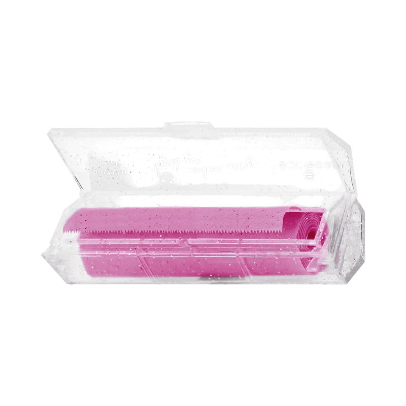 Rosa mattifying blotting paper från essence i genomskinlig plastförpackning med inbyggd rivkant.
