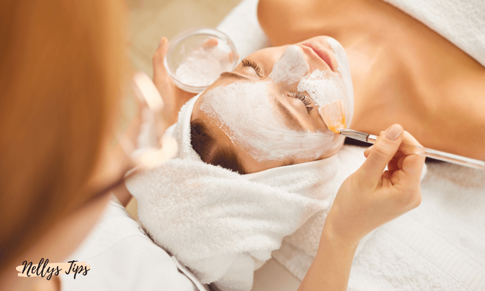 Ansiktsbehandling med applicering av AHA peeling på spa