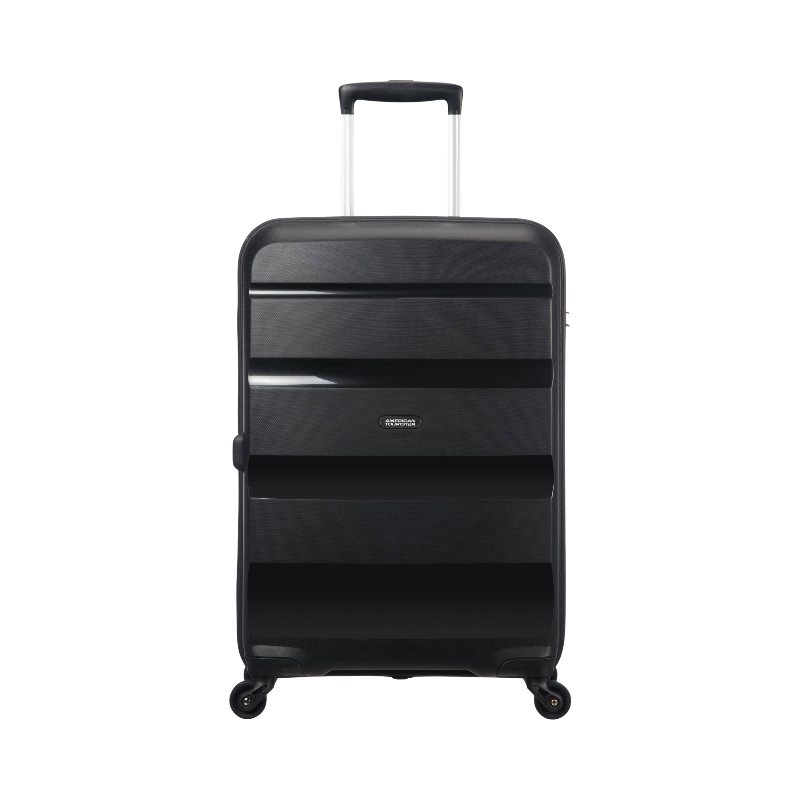Svart resväska med horisontella ränder och fyra hjul från American Tourister.