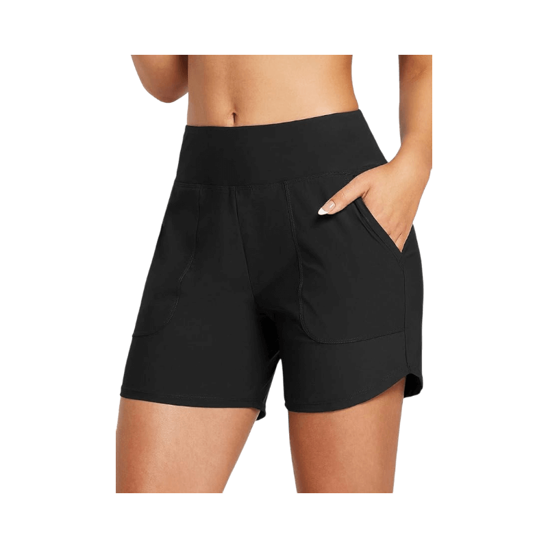 Kvinna i svarta sportiga badshorts med hög midja och fickor, sett framifrån.