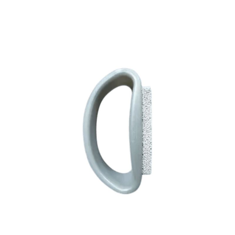Grå ergonomisk pimpsten med greppvänligt handtag för enkel och effektiv fotvård.