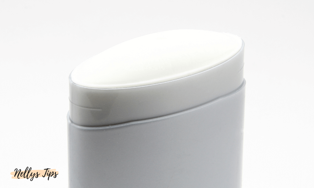 Närbild på en vit deodorantstick i grå hylsa, visar klassisk fast antiperspirantprodukt för dagligt bruk.