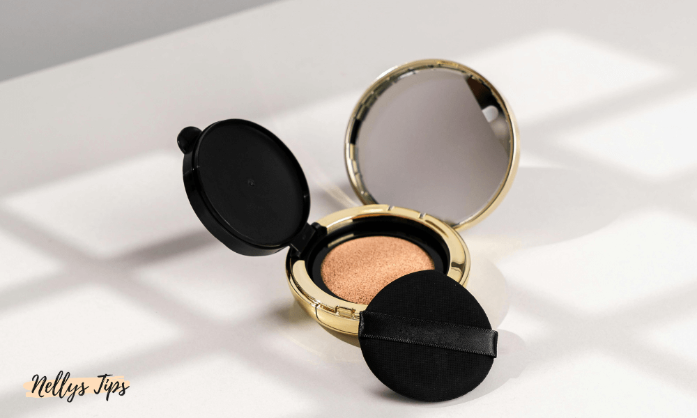 Öppen cushion foundation i elegant guldig dosa med spegel och applikator.