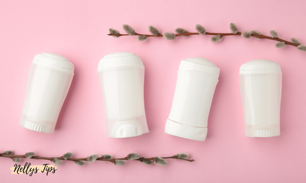 Fyra vita deodorantstick placerade på rad, visar dermatologiskt testade antiperspiranter i klassisk förpackning.