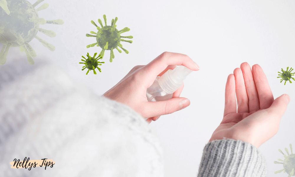 Spraydesinfektion mot virus appliceras i handen för att förhindra smittspridning.