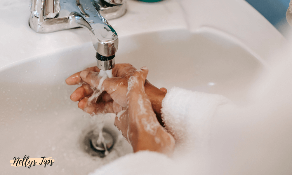 Person tvättar händerna under rinnande vatten för god handhygien och ren känsla.