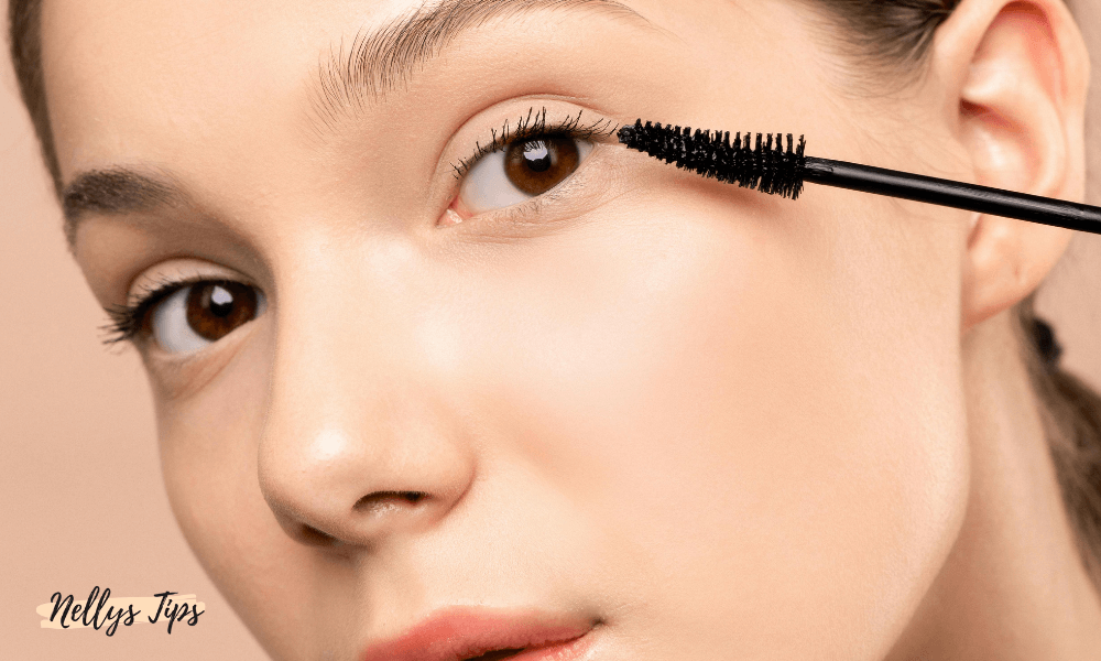 Närbild på kvinna som applicerar mascara för definierade fransar, visar resultat av K-Beauty-smink.