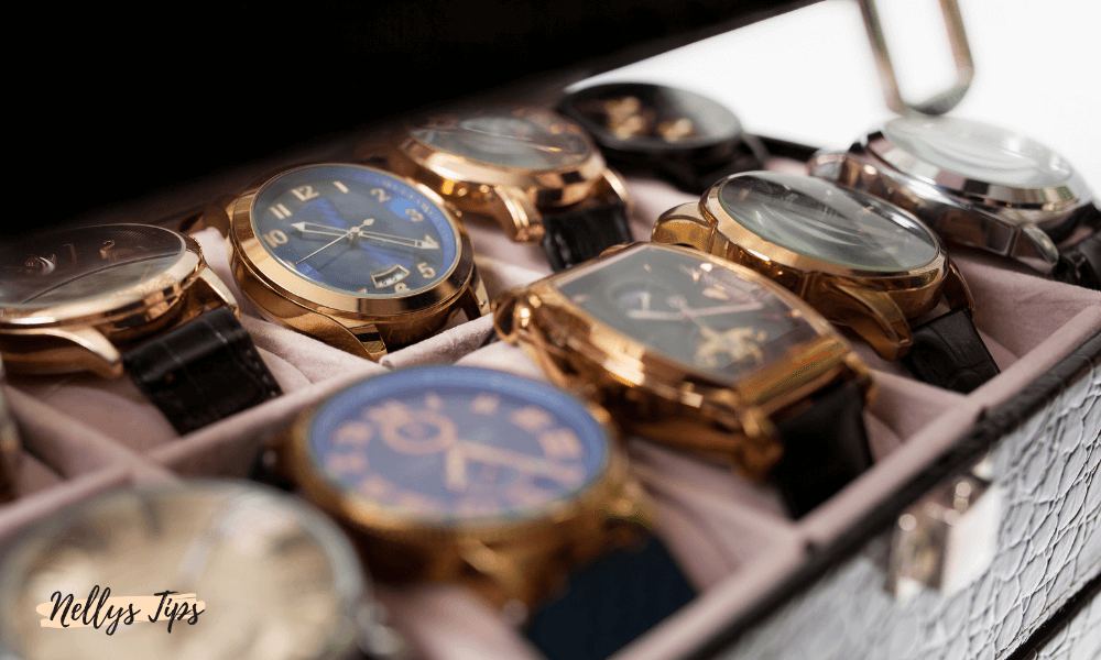 Flera armbandsur prydligt organiserade i ett elegant klocketui