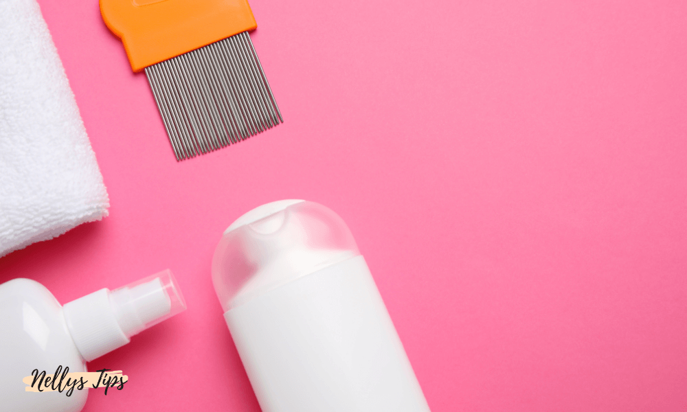 Lusschampo, sprayflaska och luskam mot rosa bakgrund – komplett kit mot huvudlöss.