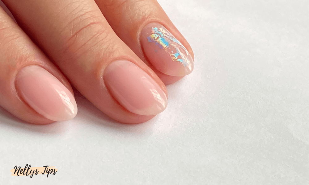 Färgstarka nagelfolier med olika mönster för unika och trendiga nagelstilar.