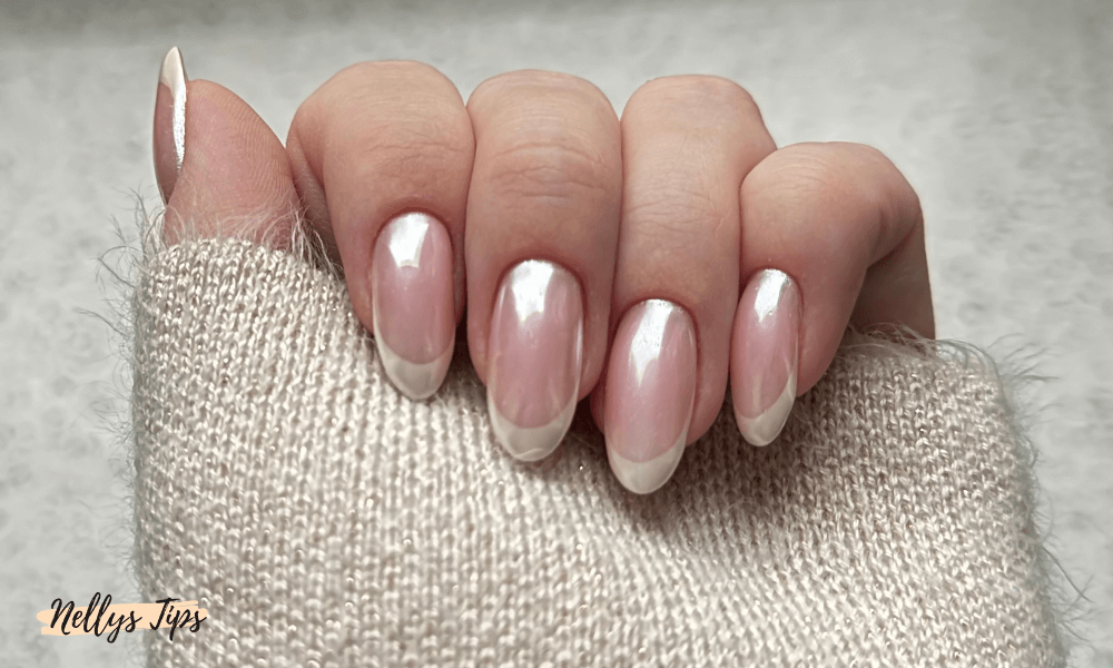 Hand med fransk manikyr och naturlig glans, gjord med polygel