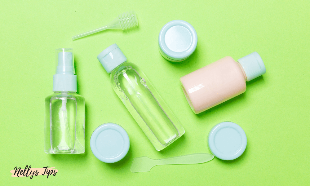 Flera små reseflaskor och burkar i plast med blå lock för kosmetikaprodukter
