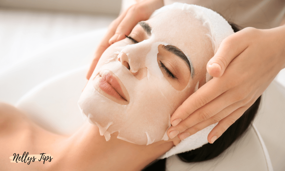Person får ansiktsbehandling med återfuktande sheet mask