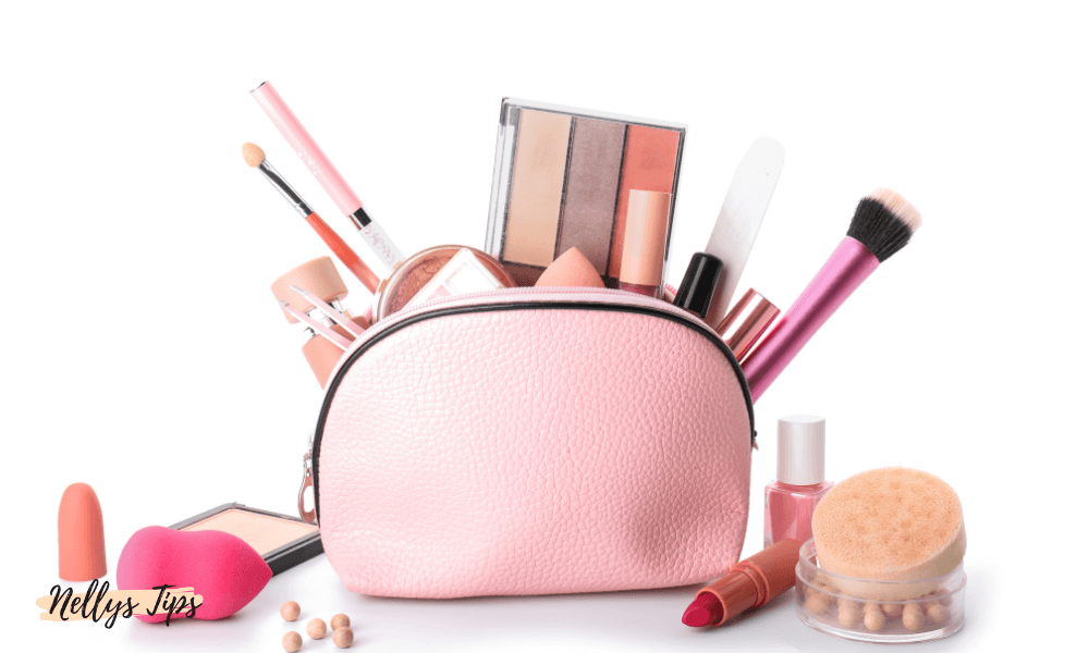 Rosa sminkväska fylld med sminkborstar, produkter och tillbehör för daglig makeup.