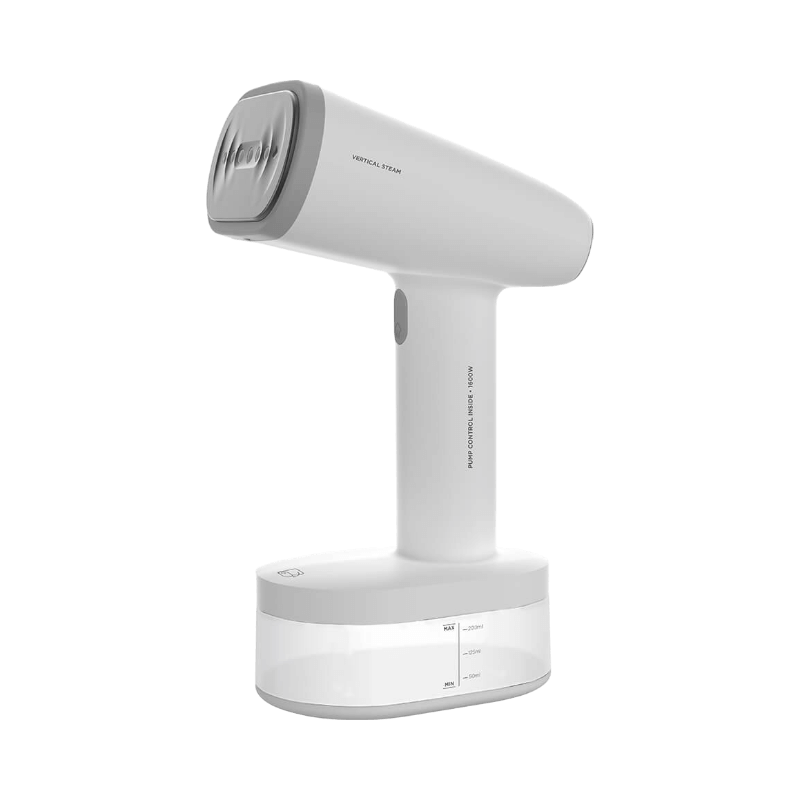 Vit handhållen steamer från Black & Decker med tydlig vattentank och ångfunktion, stilren och kompakt design.
