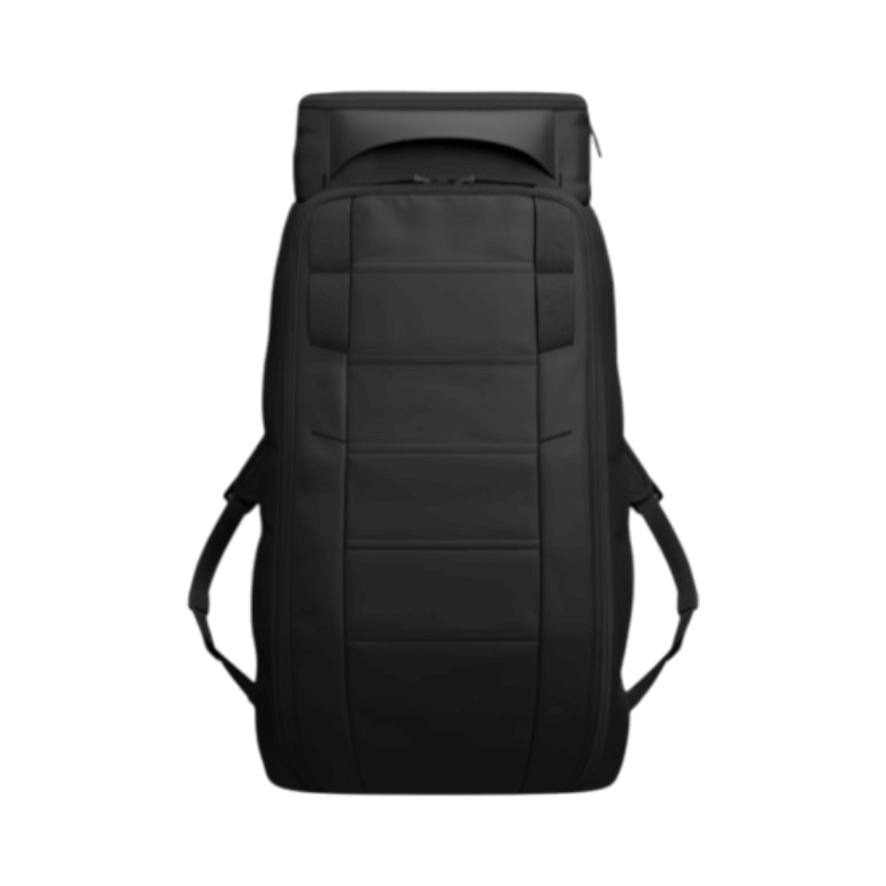 Db Hugger Backpack 30L i svart med strukturerad ryggpanel och sidhandtag för flexibel bärstil