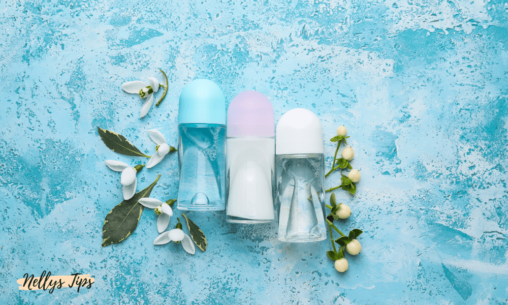 Tre roll-on deodoranter med färgade korkar och blommor, representerar skonsamma produkter för känslig hud.