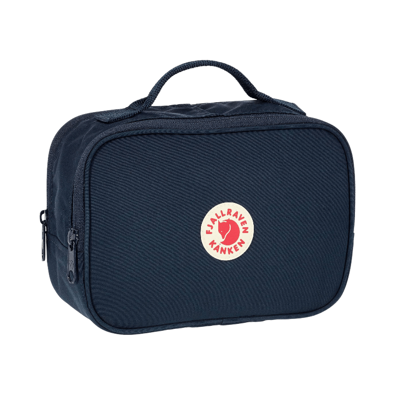 Mörkblå necessär från Fjällräven Kånken med klassisk logotyp och praktiskt handtag.