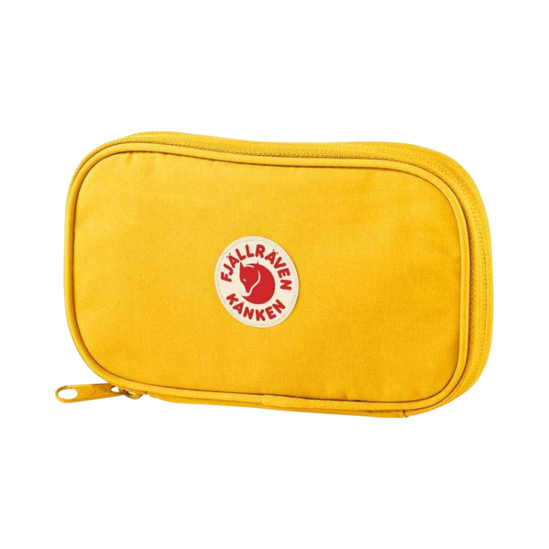 Fjällräven Kånken Travel Wallet i gul färg med dragkedja och logotyp, praktisk plånbok för resa och vardag.