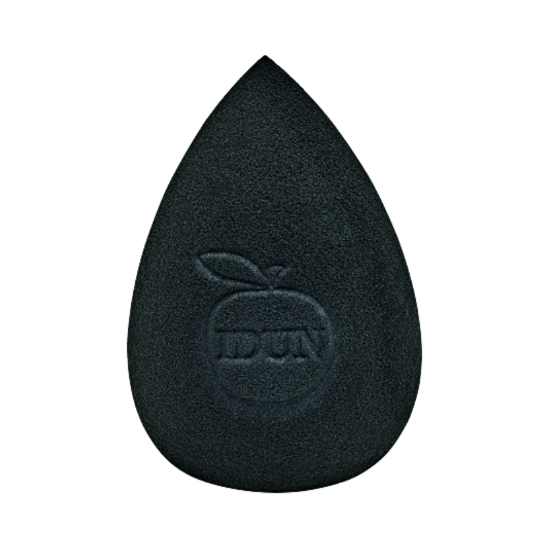 Svart makeupsvamp från Idun Minerals i klassisk droppform med logotypprägling.