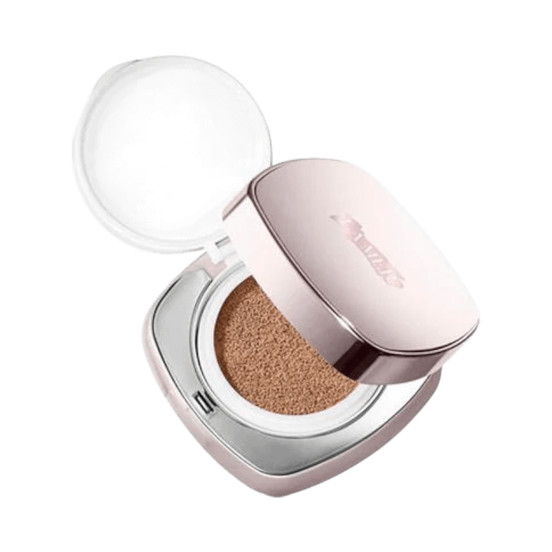 La Mer cushion foundation i rosa förpackning med spegel och återfuktande formula.