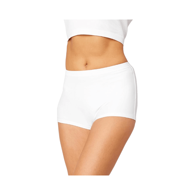 Kvinna i vita badshorts i boxermodell med hög midja, sett i profil.