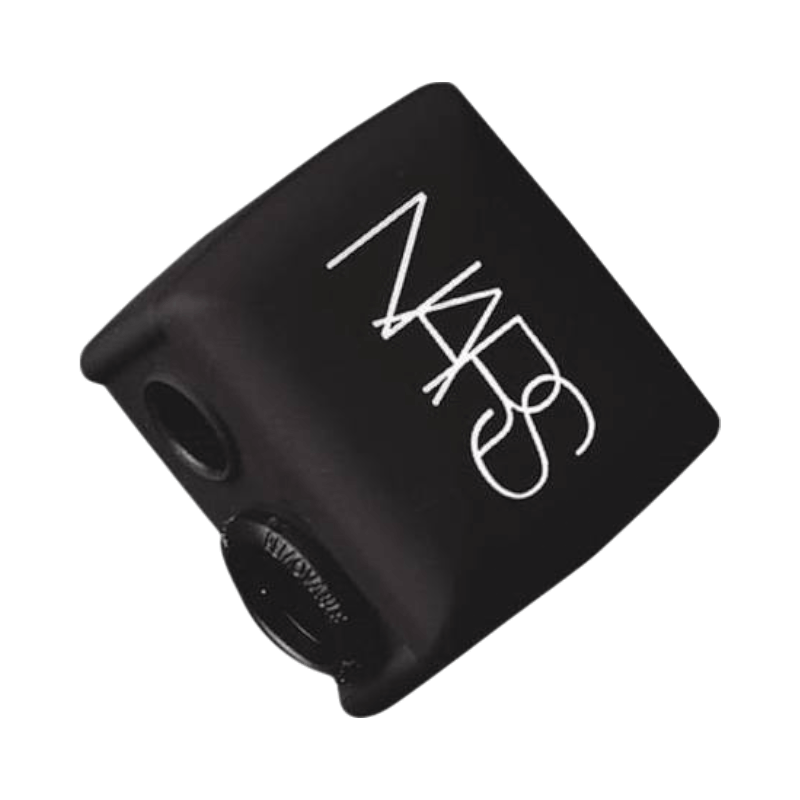Matt svart NARS pennvässare med vit logotyp, dubbla hål och lock för smidig sminkvässning.