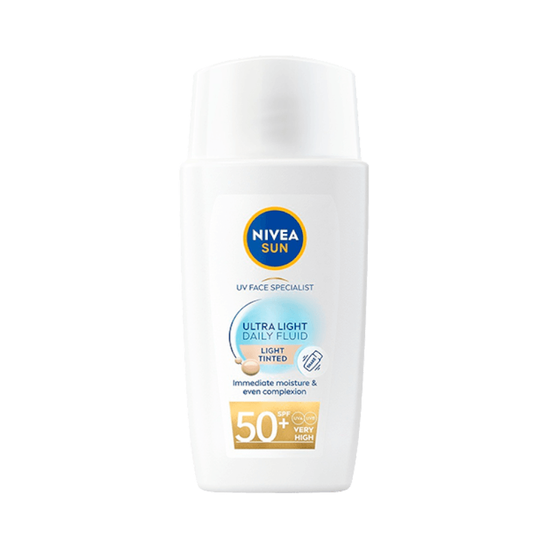 Nivea UV Face Light Tinted SPF 50 daglig solfluid för omedelbar fukt och jämn hudton.