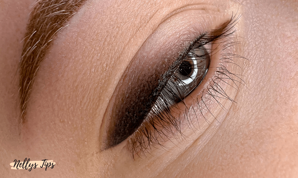 Närbild på öga med mjuk brun ögonskugga som lyfter ögonlocket för definierad look.