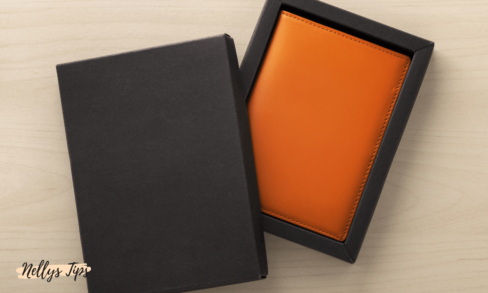 Orange passfodral i elegant presentförpackning, idealiskt för resor