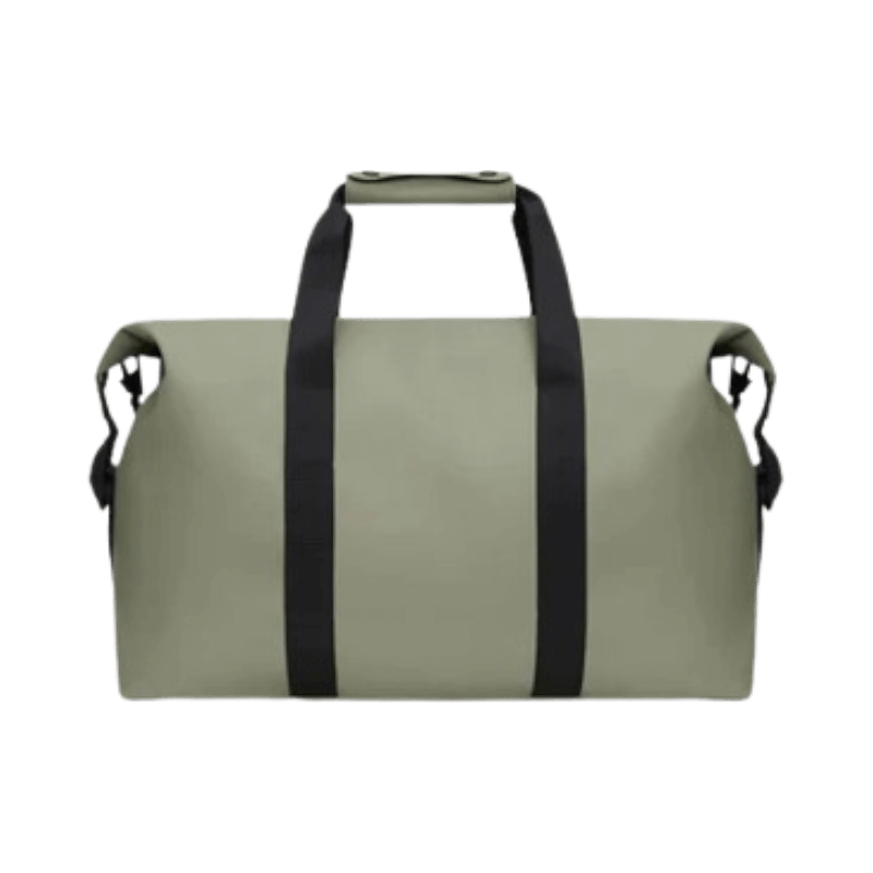 Vattentålig weekendbag från Rains i modern design – perfekt för vardag och resa.