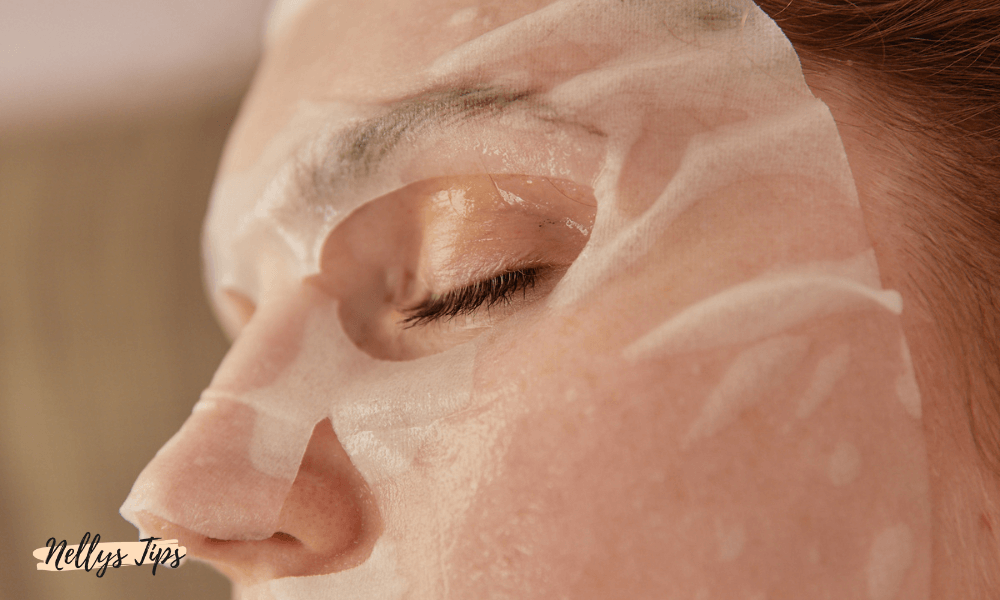 Närbild på ansikte med återfuktande sheet mask