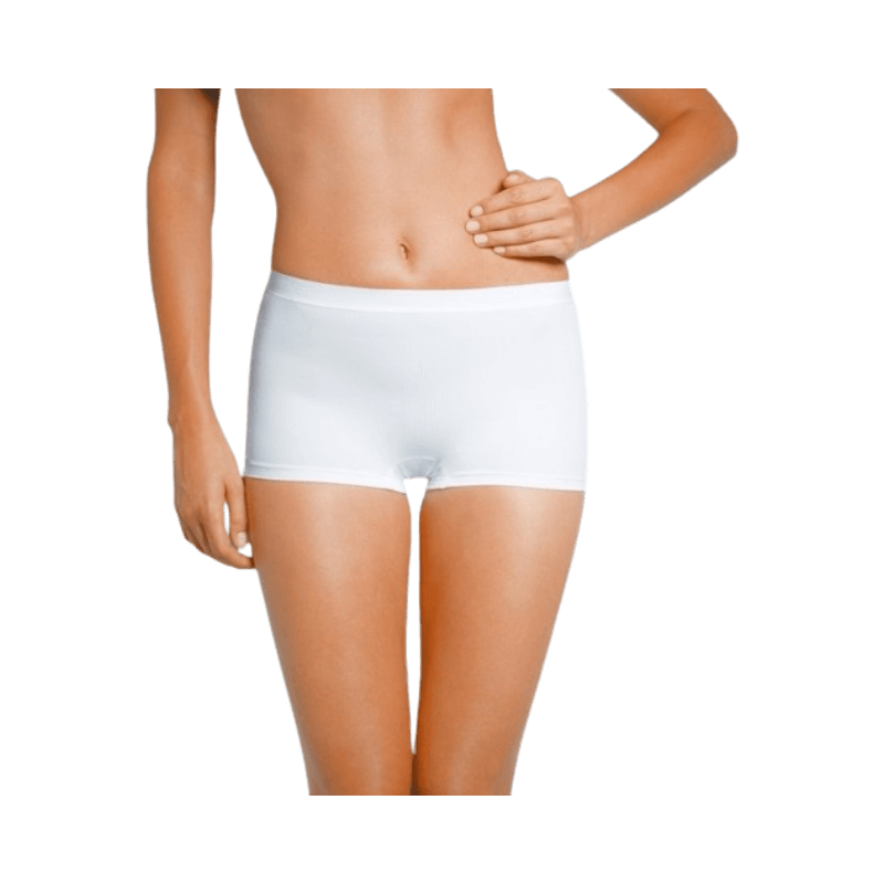 Vita sömlösa hotpants från Sloggi med låg midja och mjuk stretch, idealiska under tajta plagg.