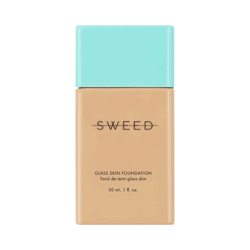 Sweed Glass Skin Foundation som ger en daggig finish med naturlig täckning, 30 ml.