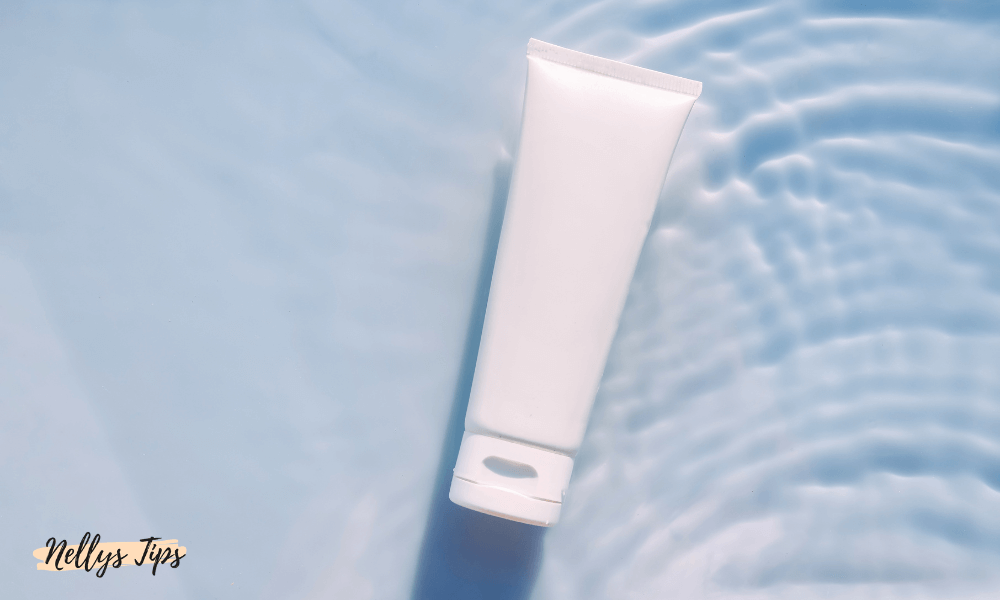 Tub med tonad dagkräm eller SPF-produkt, redo att användas i hudvårdsrutin för jämnare hy.