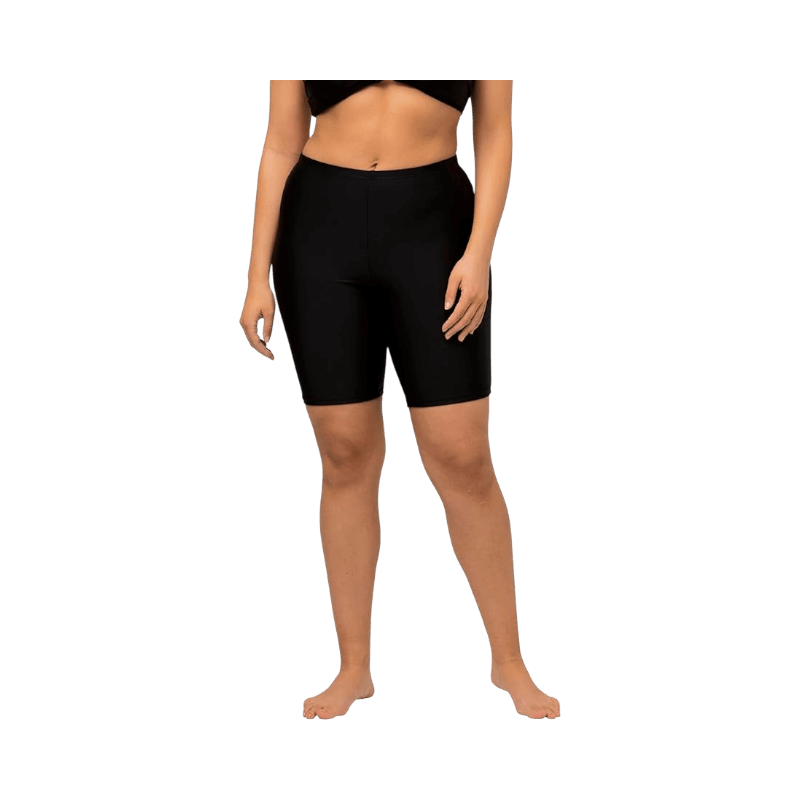 Kvinna i svarta knälånga badshorts i plus size-modell, stående barfota.