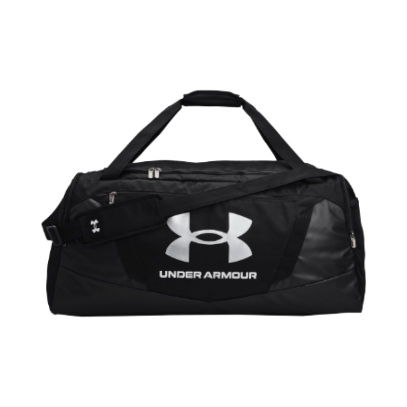 Svart duffelväska från Under Armour med vit logotyp och bred axelrem.