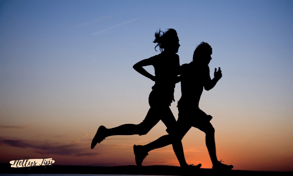 Två personer joggar i silhuett mot himlen i funktionella kläder, visar rörelsefrihet och aktiv livsstil.