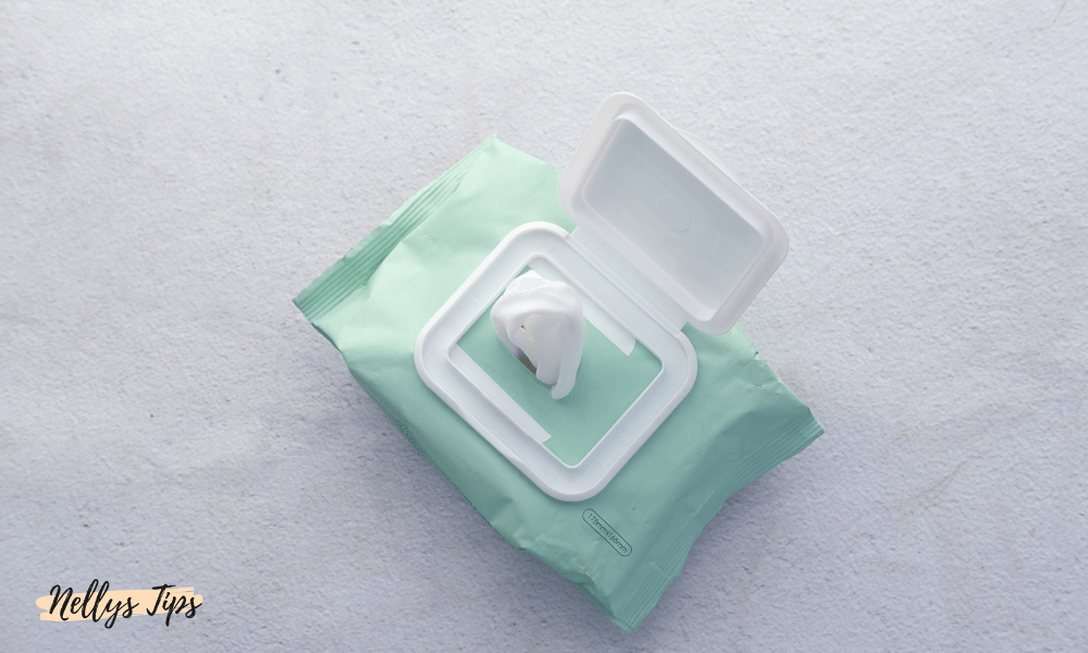 Öppnad förpackning våtservetter med servett redo att användas för hygienisk rengöring.