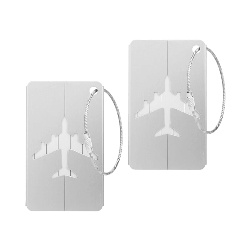Två silverfärgade PVC-adresslappar med flygplansdesign och vajer för fastsättning.