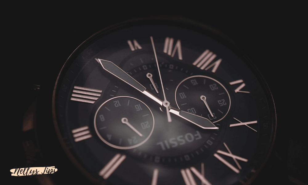 Närbild på analog herrklocka från Fossil med romerska siffror