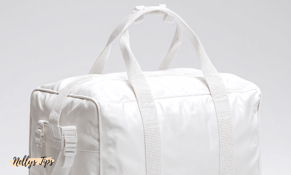 Vit weekendbag i minimalistisk design – funktionell och lätt att bära med sig.