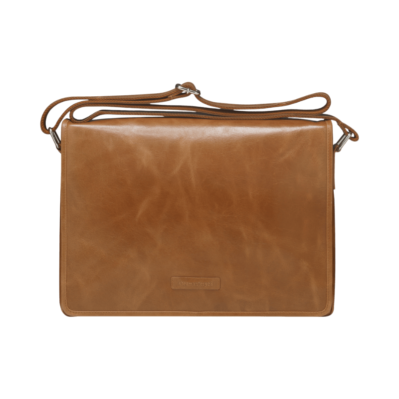 Brun messenger bag i läder från dbramante1928 med justerbar axelrem.