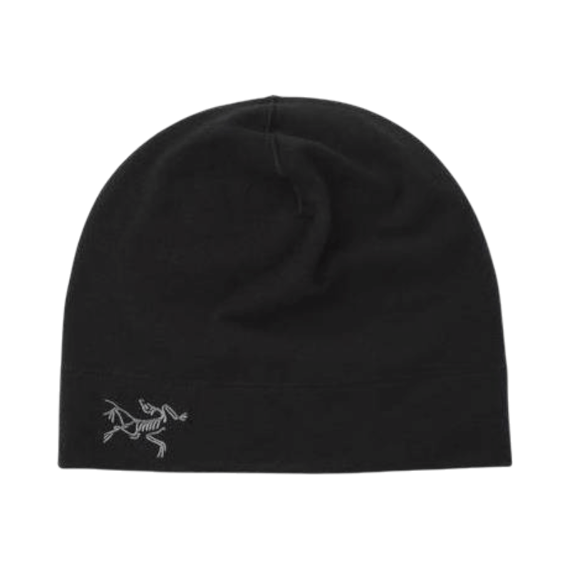 Svart tunn mössa från Arc’teryx i ull med diskret logga i nedre hörnet.