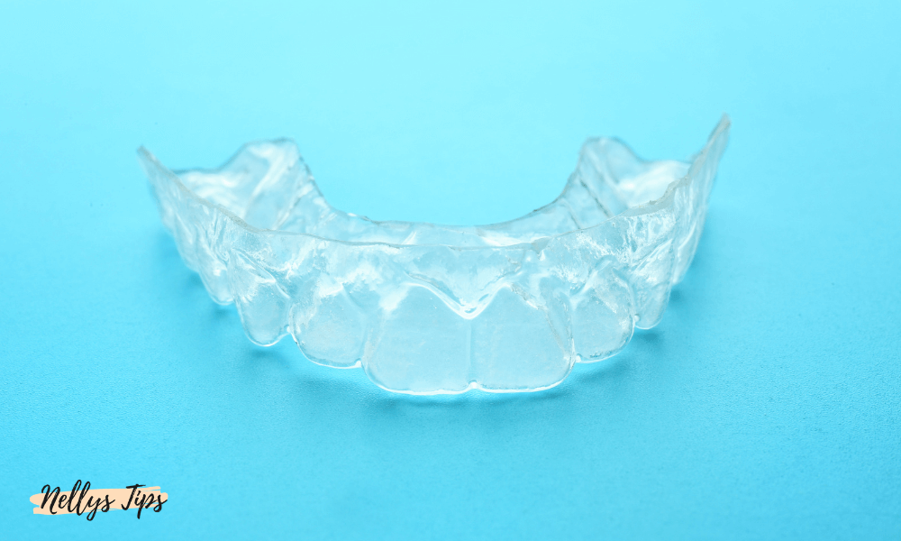 Genomskinlig bettskena placerad på blå yta för skydd mot bruxism