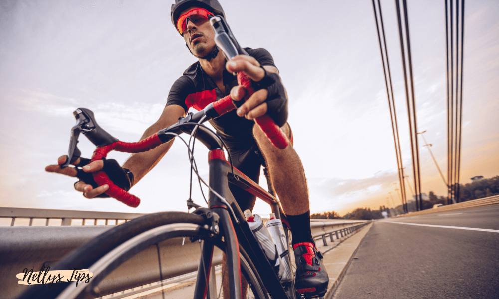 Cyklist i solnedgång med sportglasögon för optimal sikt och skydd