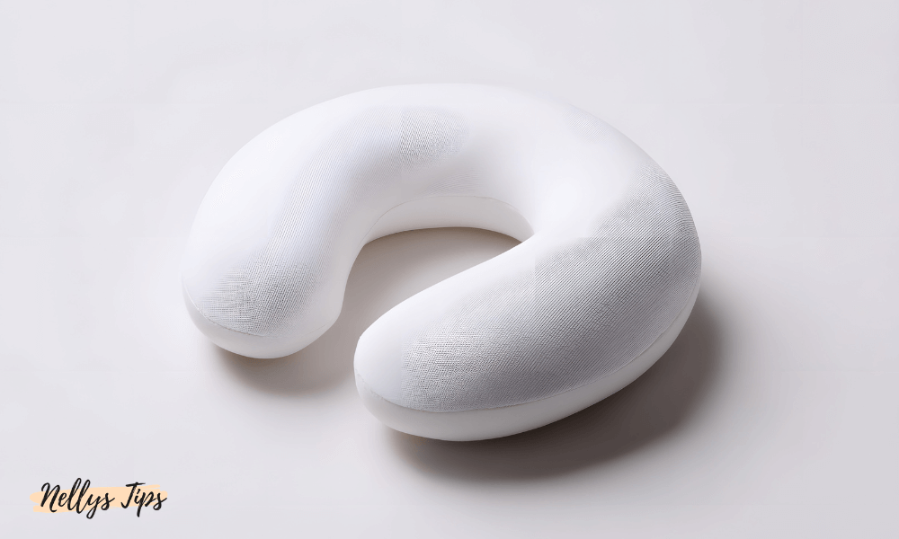 Vit ergonomisk U-formad nackkudde med ventilerande tyg för resor och vila.