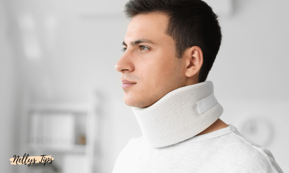 Man med vit nackkrage för stöd och smärtlindring efter nackspärr eller whiplashskada.