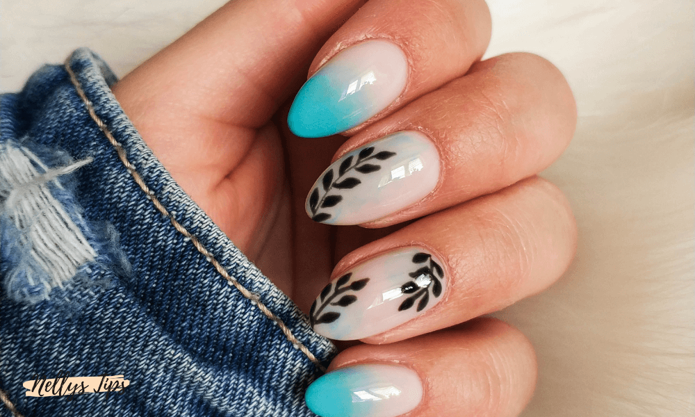 Stilfull nageldesign med turkos ombré och svarta bladmotiv, resultat efter nagelstärkande behandling.